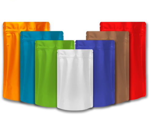 L'alimento colorato lucido sta sull'incisione dei sacchetti della borsa dell'imballaggio di plastica stampato