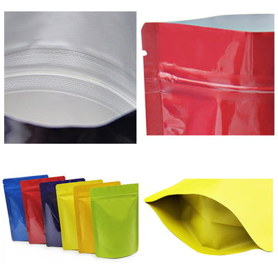 L'alimento colorato lucido sta sull'incisione dei sacchetti della borsa dell'imballaggio di plastica stampato