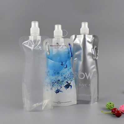 Il portatile sta sul sacchetto d'imballaggio liquido 800ML della bevanda con l'ugello di aspirazione